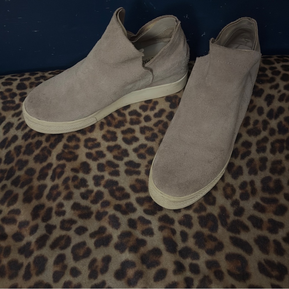 FINAL CHANCE Steve Madden Taupe Wrangler Suede Wedges size 6M